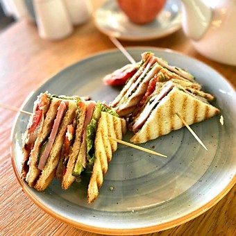 Сэндвич с курицей и овощами