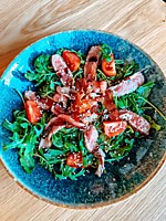 Салат с ростбифом