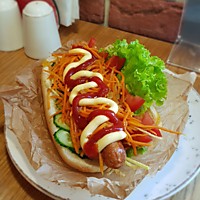 Хот дог с сосиской из курицы