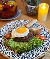 Бифштекс с яйцом и салатом