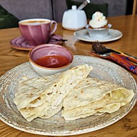 Кесадилья с курицей и овощным соусом