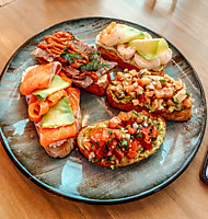 Брускетта с семгой